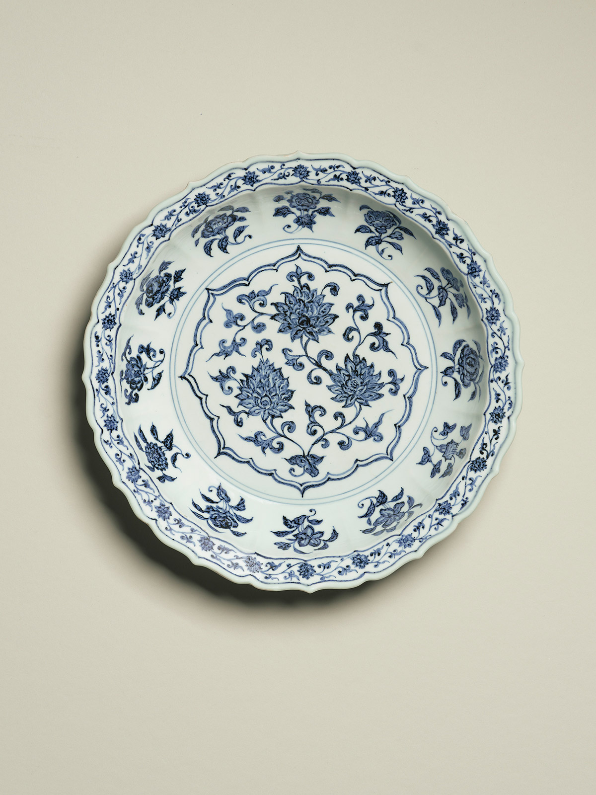 中国美術 分け合え 青花 折口 盤 φ48.5cm(A369)