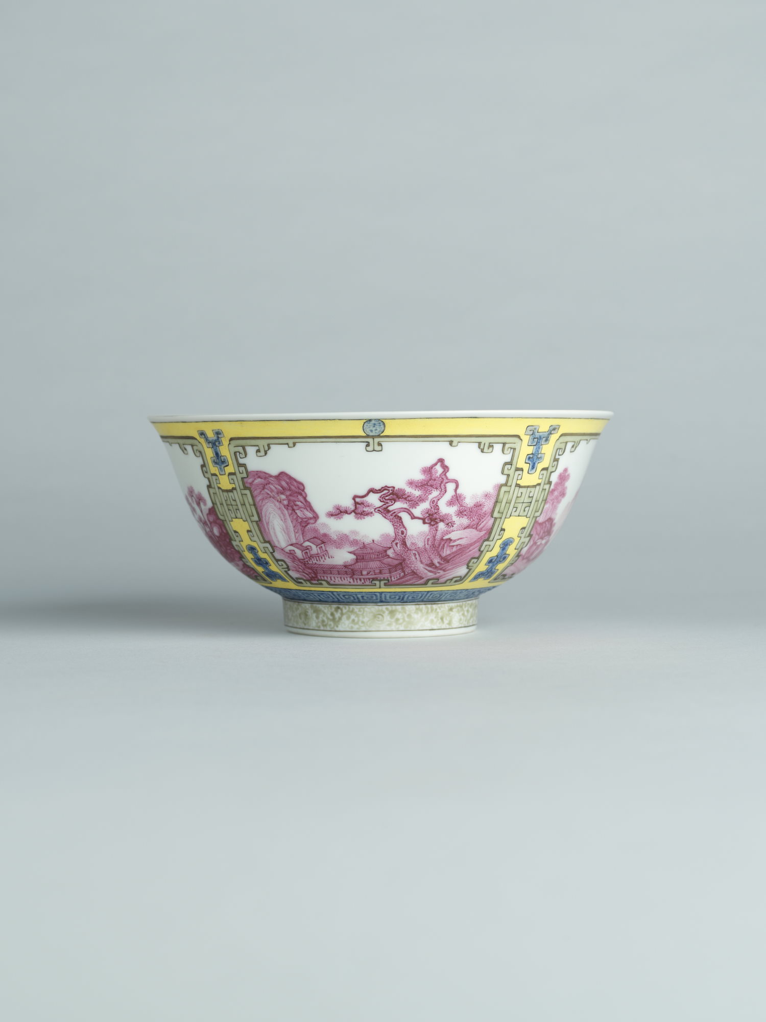 珐琅彩黄地开光胭脂红山水纹碗| 展品| Eskenazi Exhibition