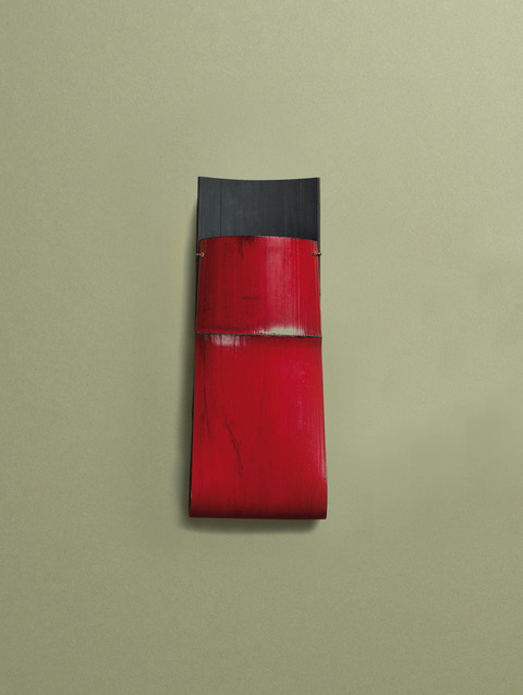 Bamboo hanging wall vase (red) (Orikaeshi-hanaire), 2019