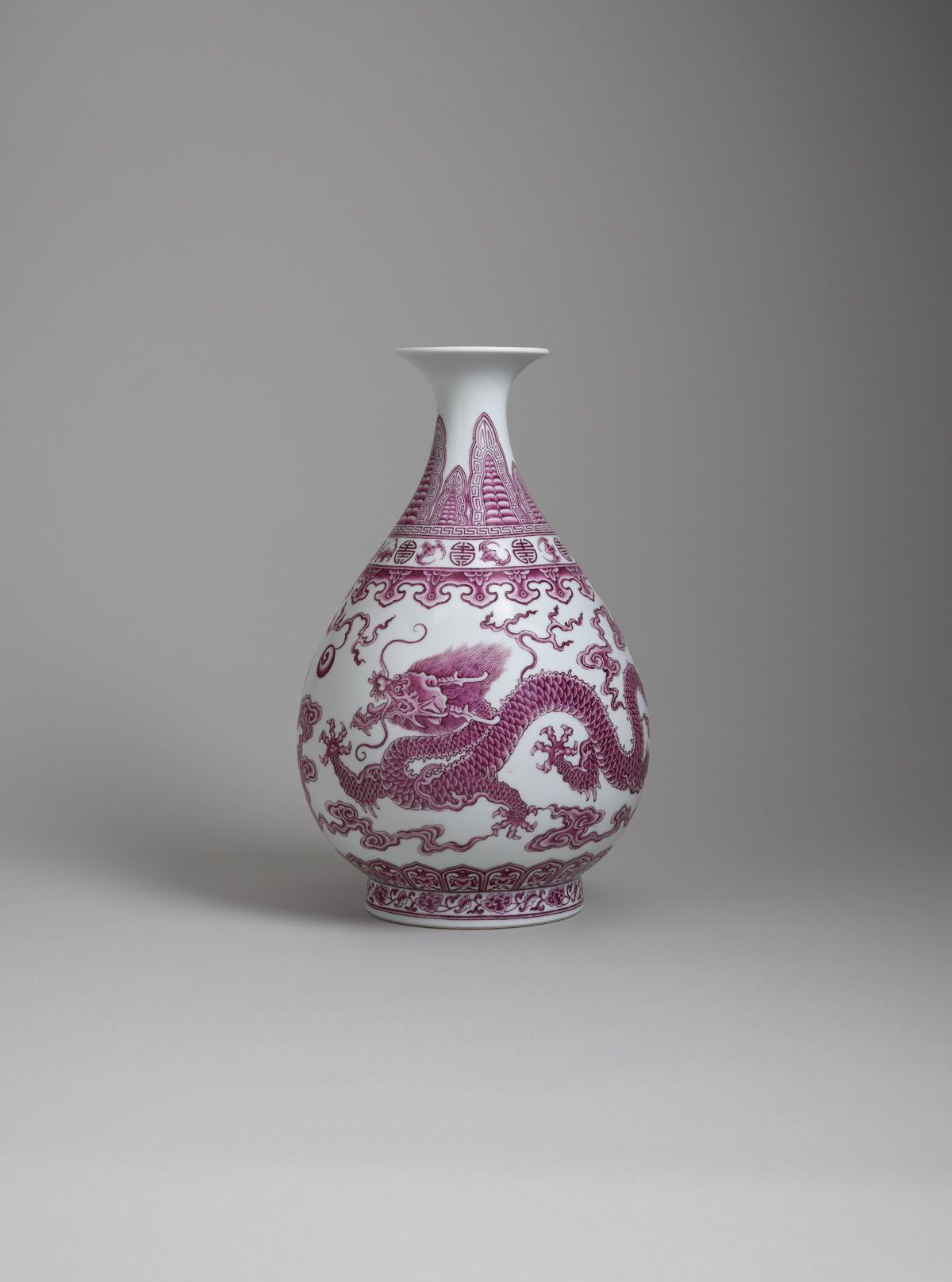 Falangcai porcelain pear-shaped vase (yuhuchun ping)