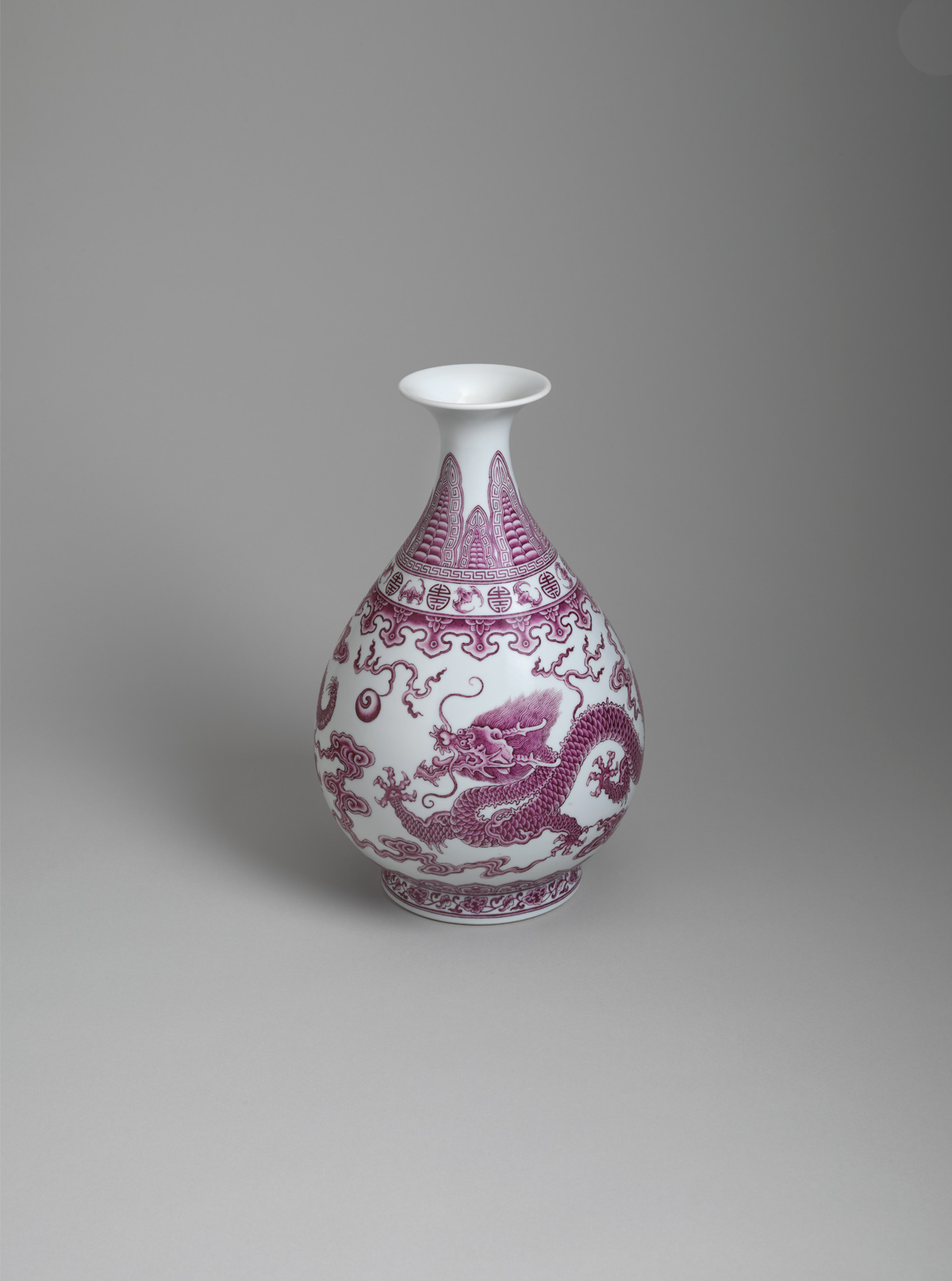 Falangcai porcelain pear-shaped vase (yuhuchun ping)