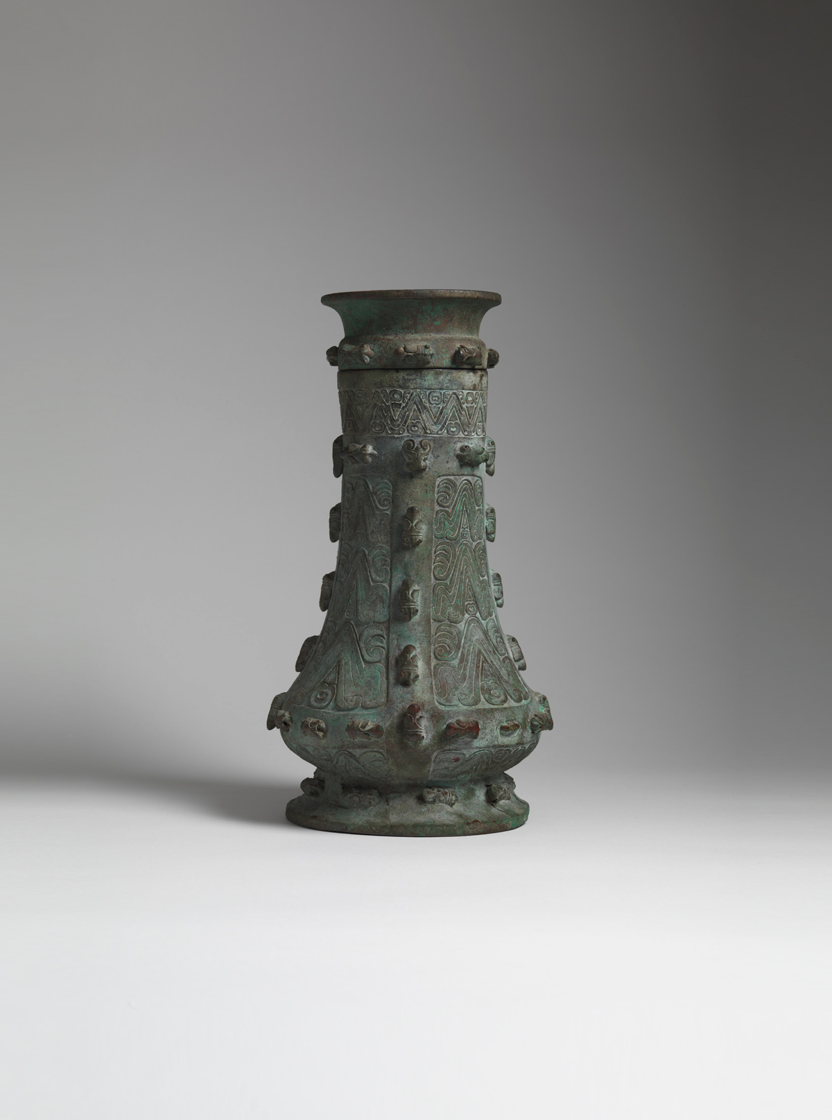 Archaic bronze wine Vessel and cover (hu)