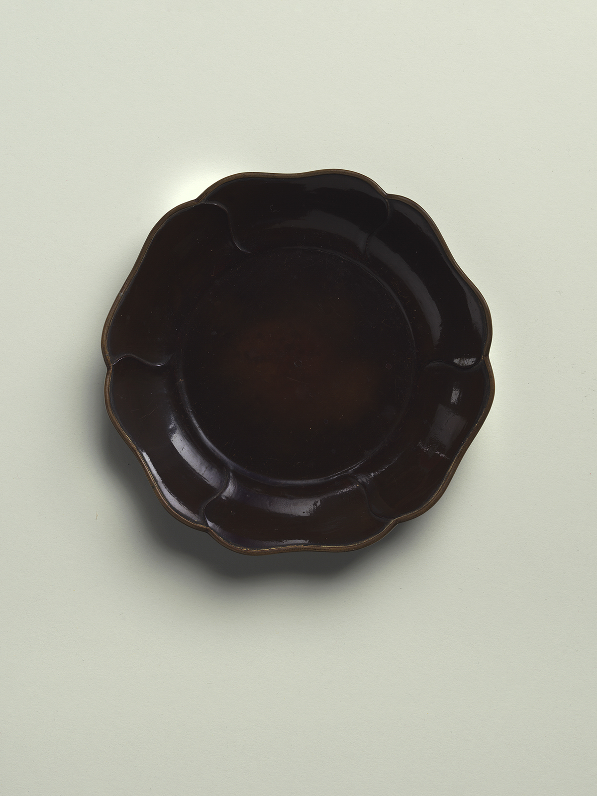 15. Black lacquer ‘mallow-shaped’ dish