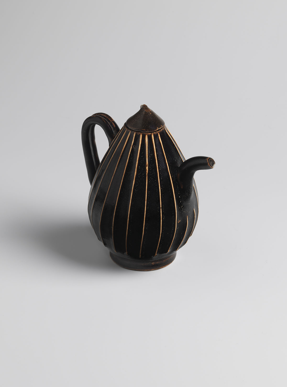 Black-glazed Ribbed Ewer and Cover