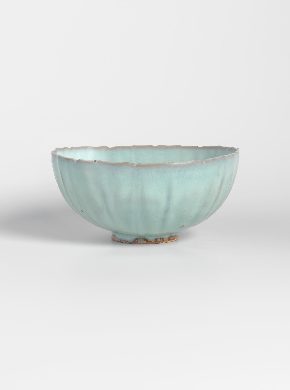 Glazed stoneware bowl with foliate rim