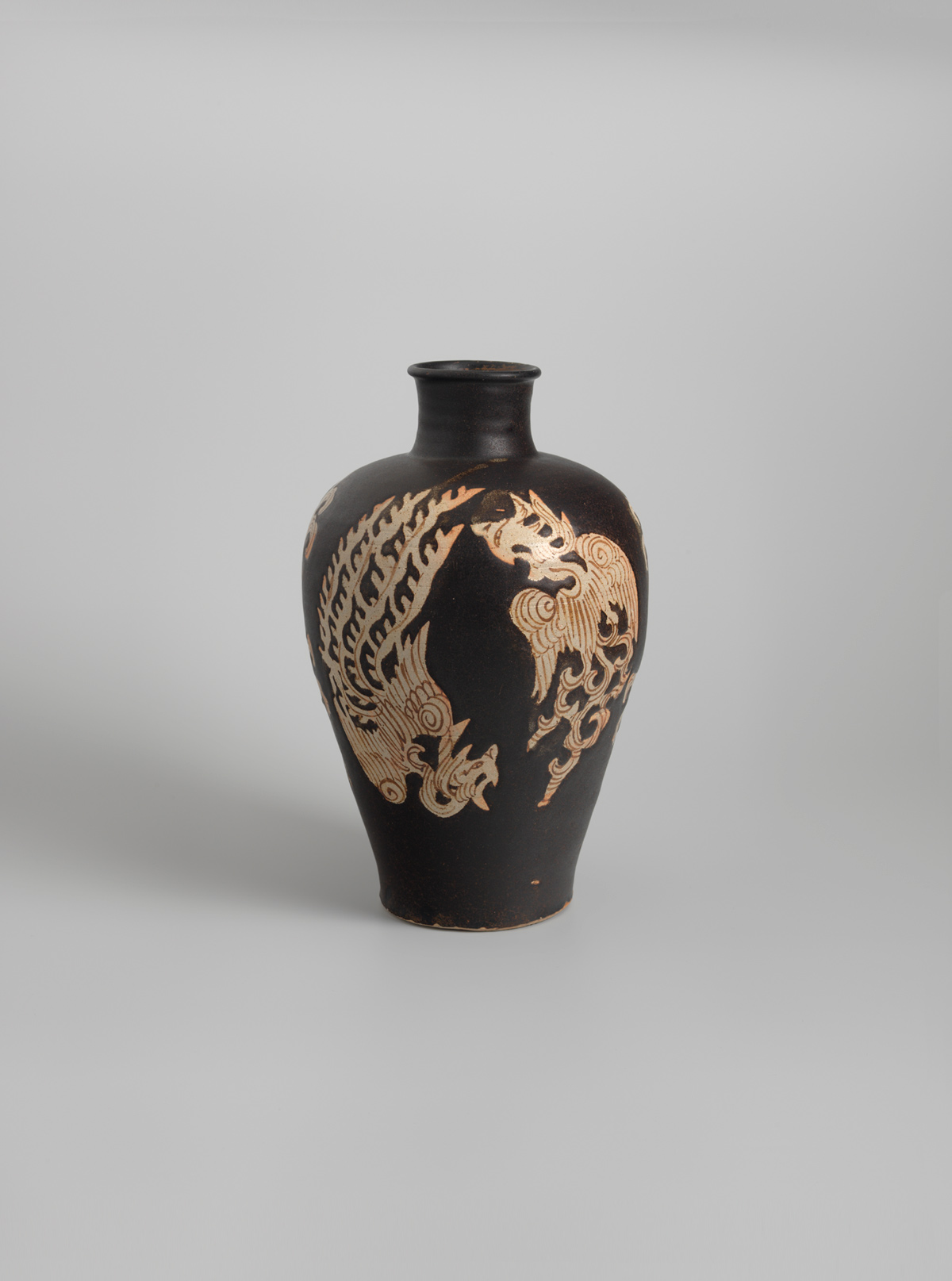 Black-glazed stoneware 'phoenix' vase (meiping)